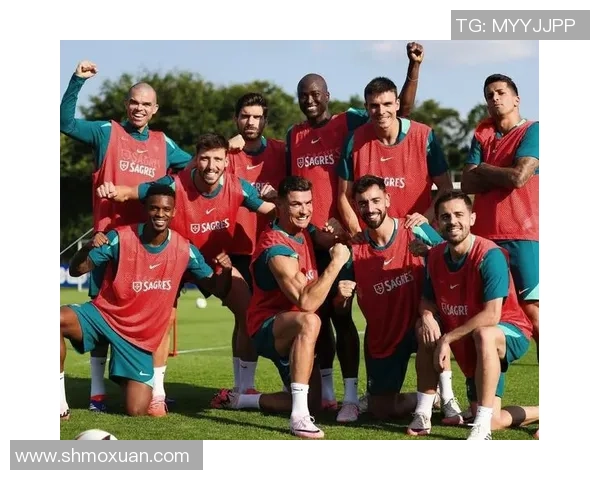 年青帅气的足球明星如何在绿茵场上展现个人魅力与团队精神